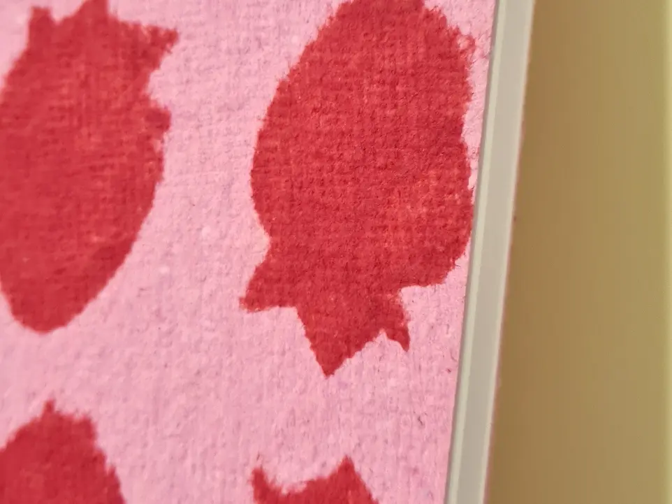 Carnet en papier recyclé texturé avec un motif fraise rouge sur fond rose