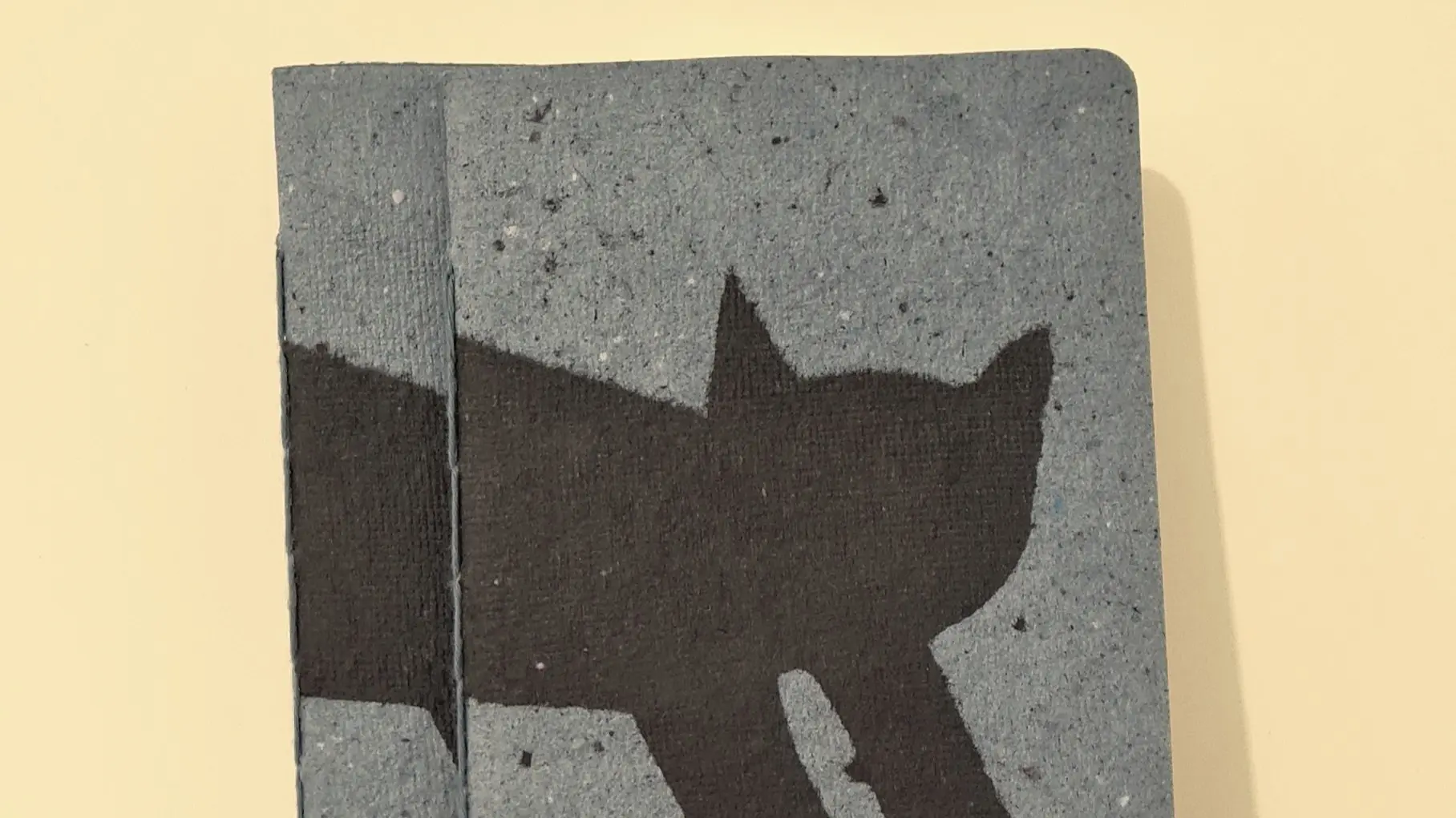 Carnet en papier recylé avec un motif chat noir sur fond gris